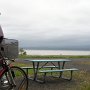 <p align=left>La halte de VR à Sept-Îles est située derrière le kiosque d'information touristique. La brume ne nous a pas permis d'apprécier à sa juste valeur la baie. Et c'est là que nous avons compris la raison du nom de la ville: sept îles encerclent la baie.